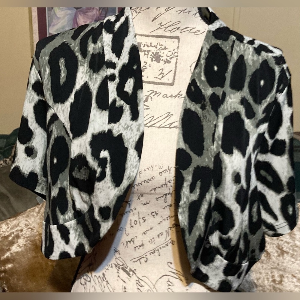 Nina Leonard Black and Gray Animal Print Shrug‎